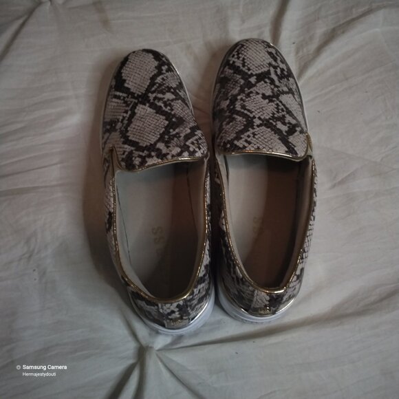 Guess Faux Snakeskin Slip-On Sneakers WOMENS Shoe Gold Trim Tan Brown GUC 8.5M - Picture 14 of 15